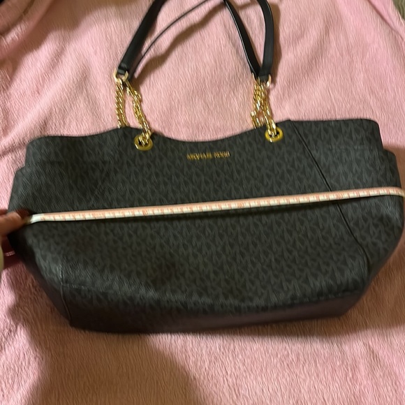 Authentic Michael Kors handbag. - Picture 9 of 10